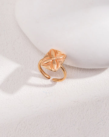 Four-leaf Clover Band Ring in Gold