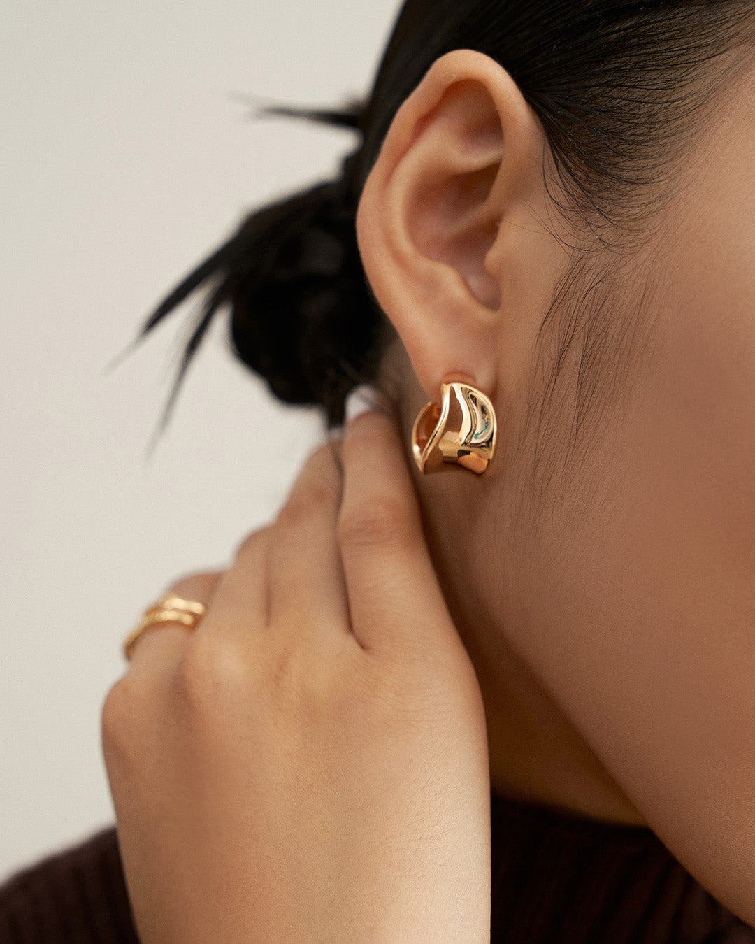 Minimalist Hoop Earrings in Gold