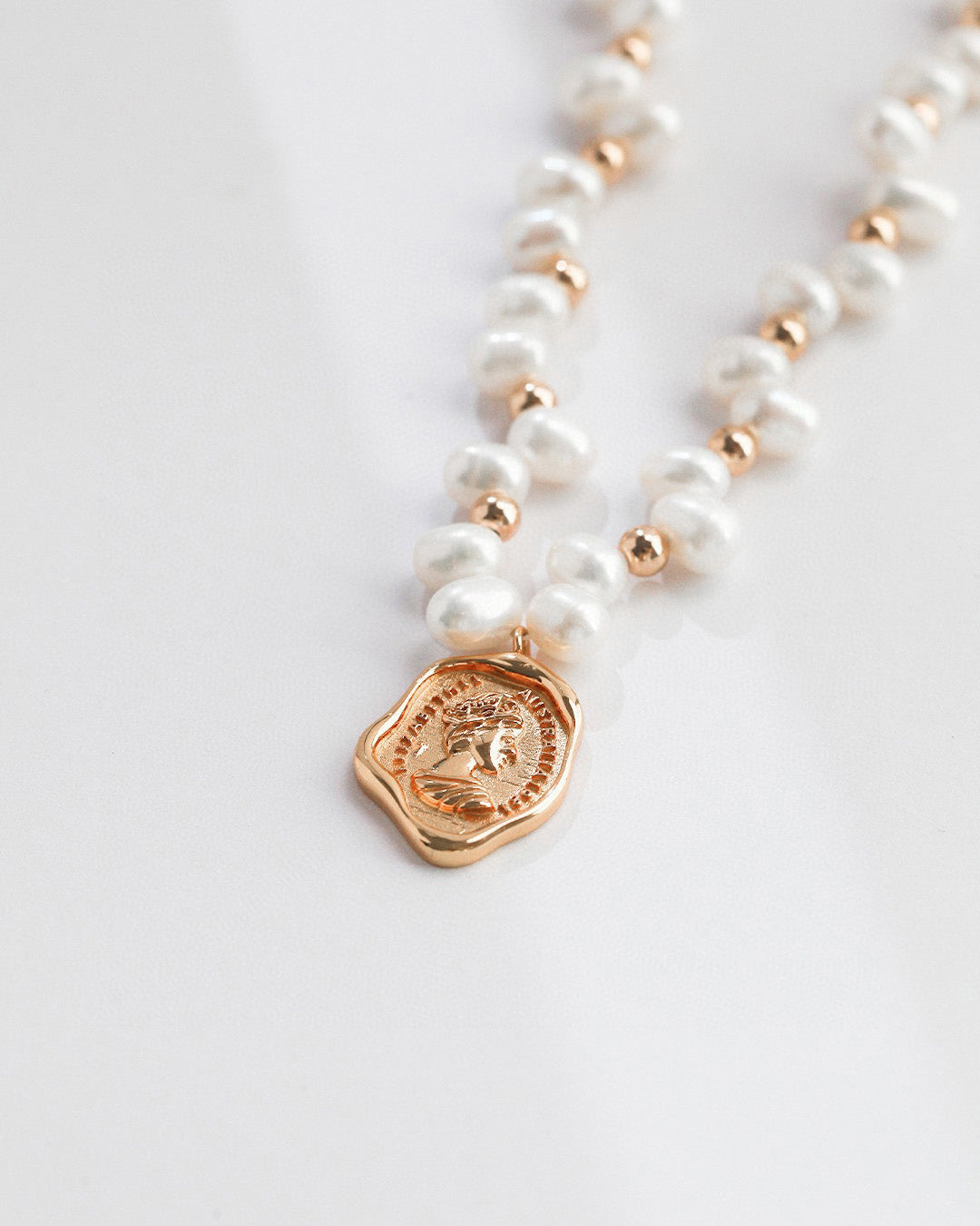 Queen's Pendant Irregular Pearl Necklace