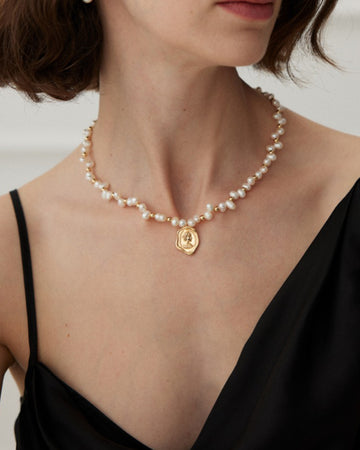 Queen's Pendant Irregular Pearl Necklace