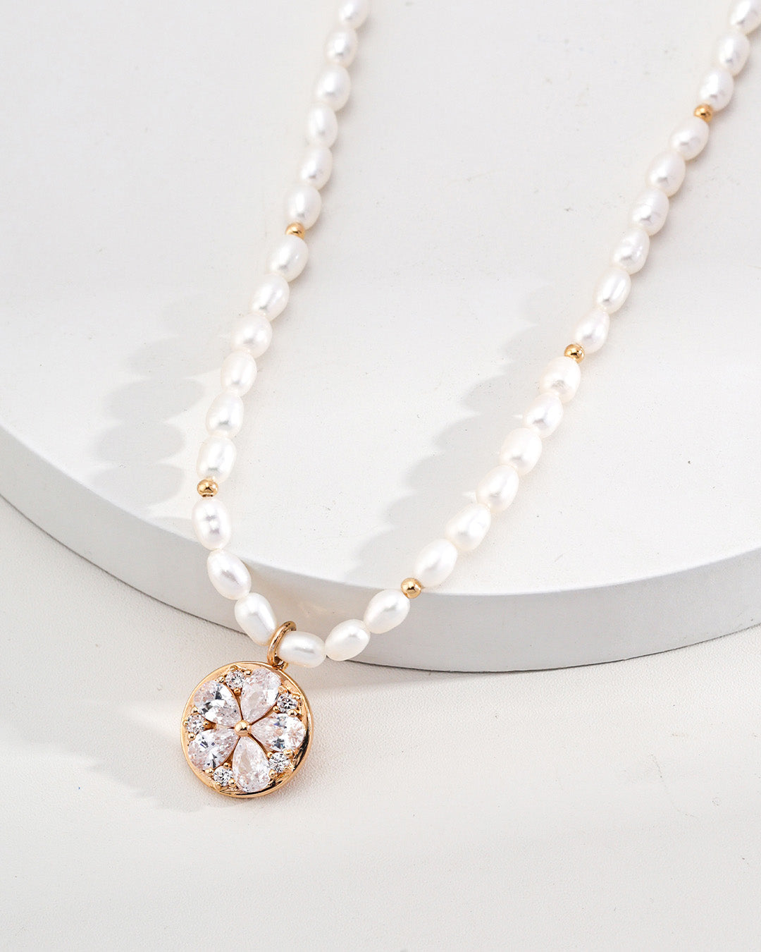 Flower Pendant Pearl Necklace