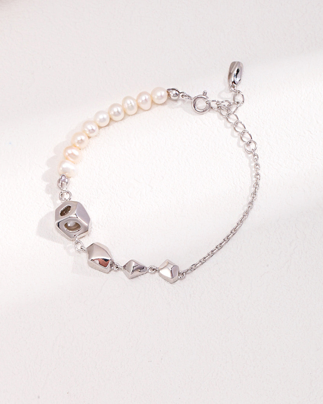 Chain Link Bracelet in White Pearl