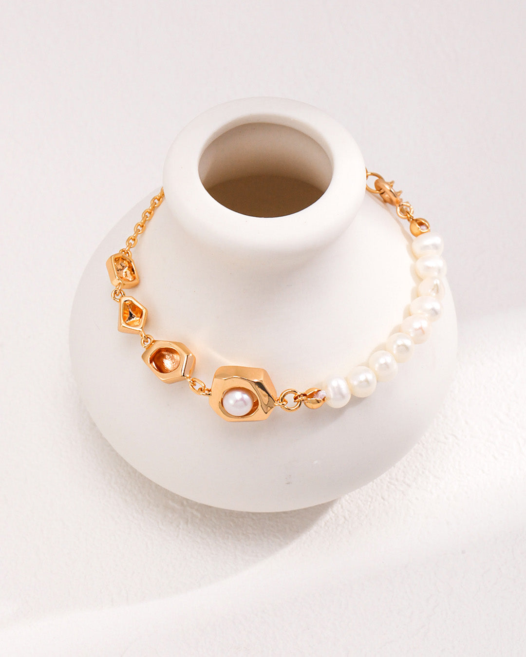 Chain Link Bracelet in White Pearl